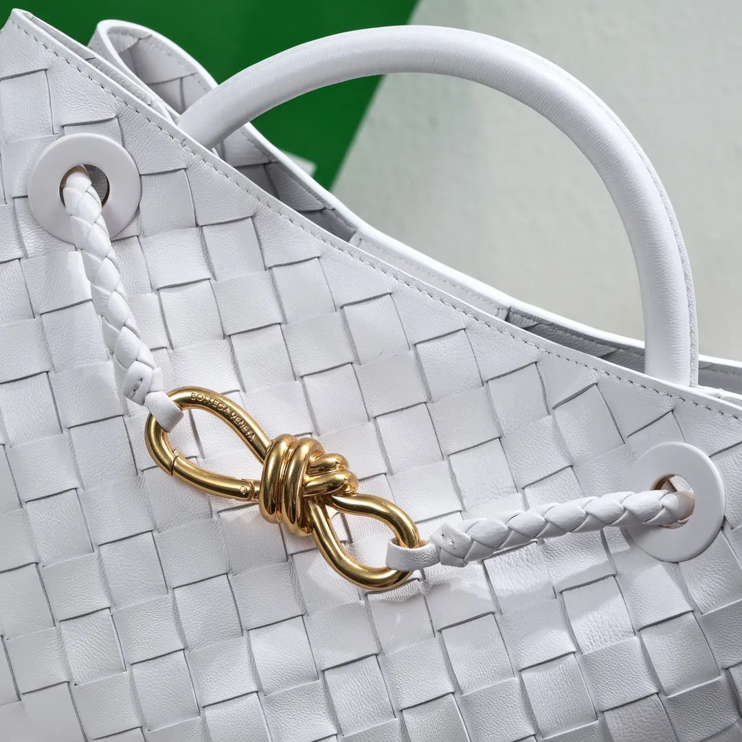 Batch 1860 B's 2023 spring and summer new model continues the brand's woven style with detailed metal knot switch buckles. This time, the shoulder straps are also made into tube weaves, showing different craftsmanship. The carrying method is versatile to create more different looks. Intrecciato woven leather small handbag, equipped with sliding crossbody strap. Internal compartments, including 1 zipper pocket and 2 open pockets with magnetic buckle closure. Size: 19*25*10.5cm, model: 7463#
